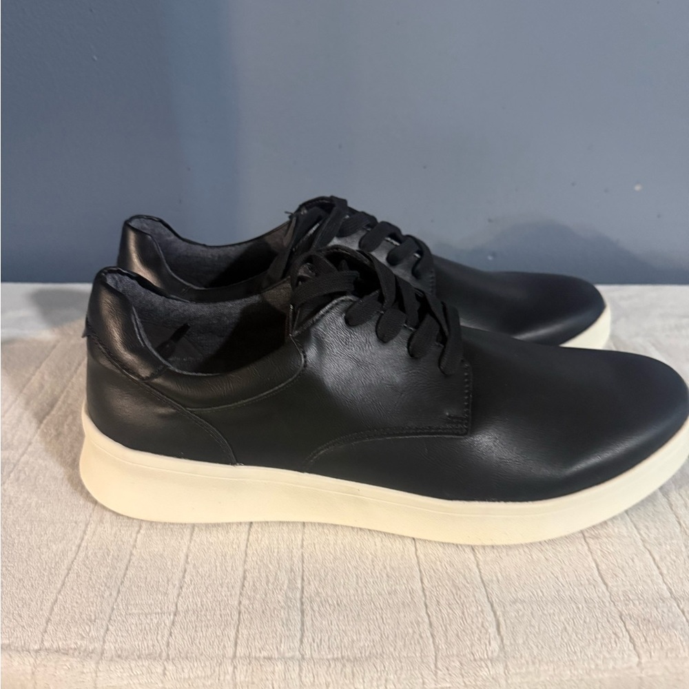 Sleek Black Men's Sneakers with White Sole - Picture 2 of 5